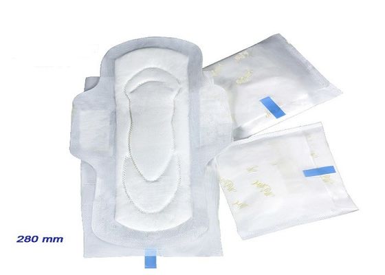 De witte PE Gevleugelde Hypoallergenic Sanitaire Stootkussens van Backsheet voor het Zware Aftappen