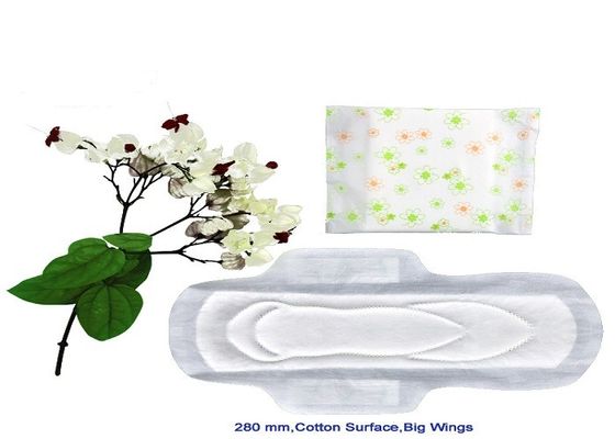 De witte PE Gevleugelde Hypoallergenic Sanitaire Stootkussens van Backsheet voor het Zware Aftappen